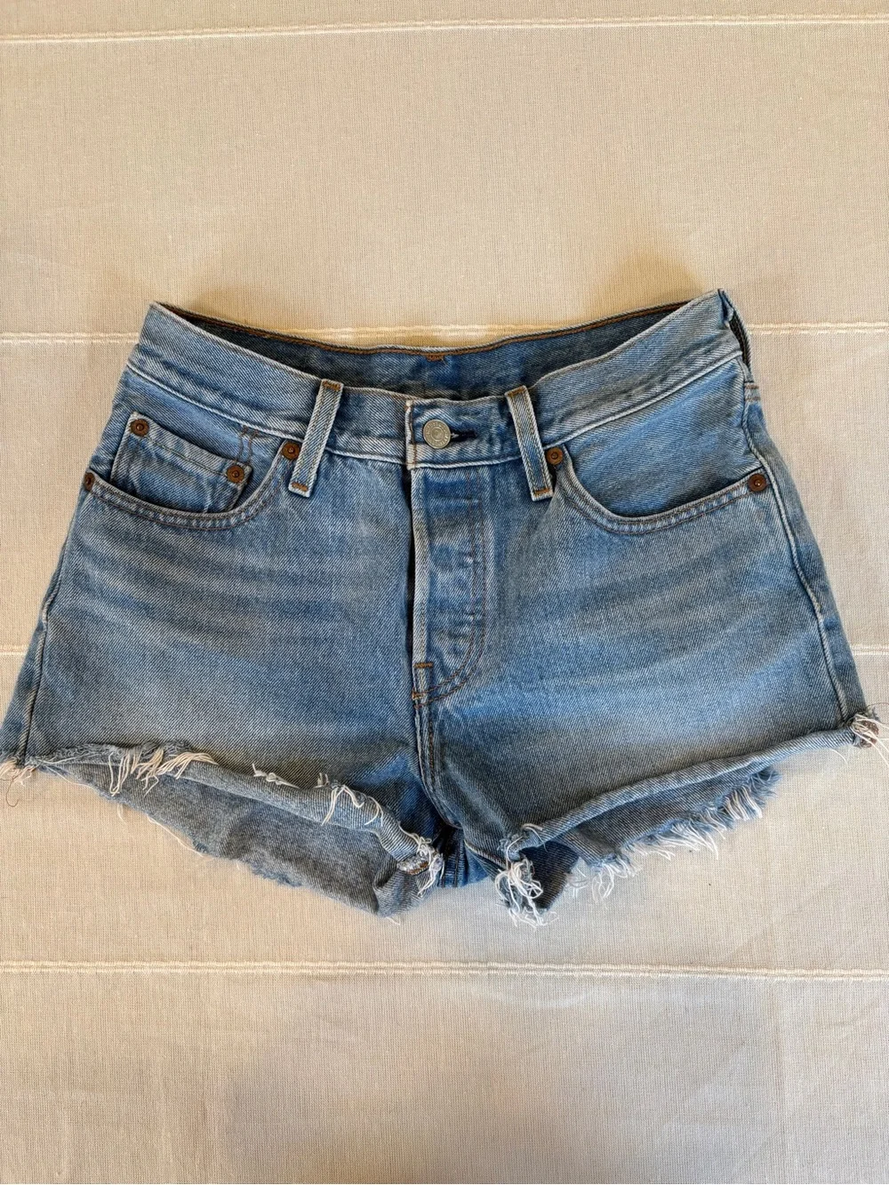 Levi’s 501 Original‎ High Rise Cutoff Denim Shorts Light Wash Button Fly Size 25